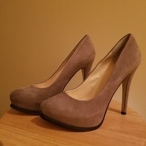Guess Suede Platform Pump